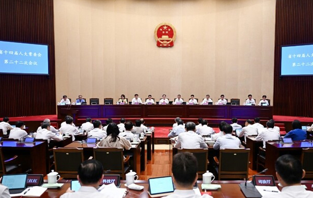 江苏省十四届人大常委会第二十二次会议开幕 信长星主持会议