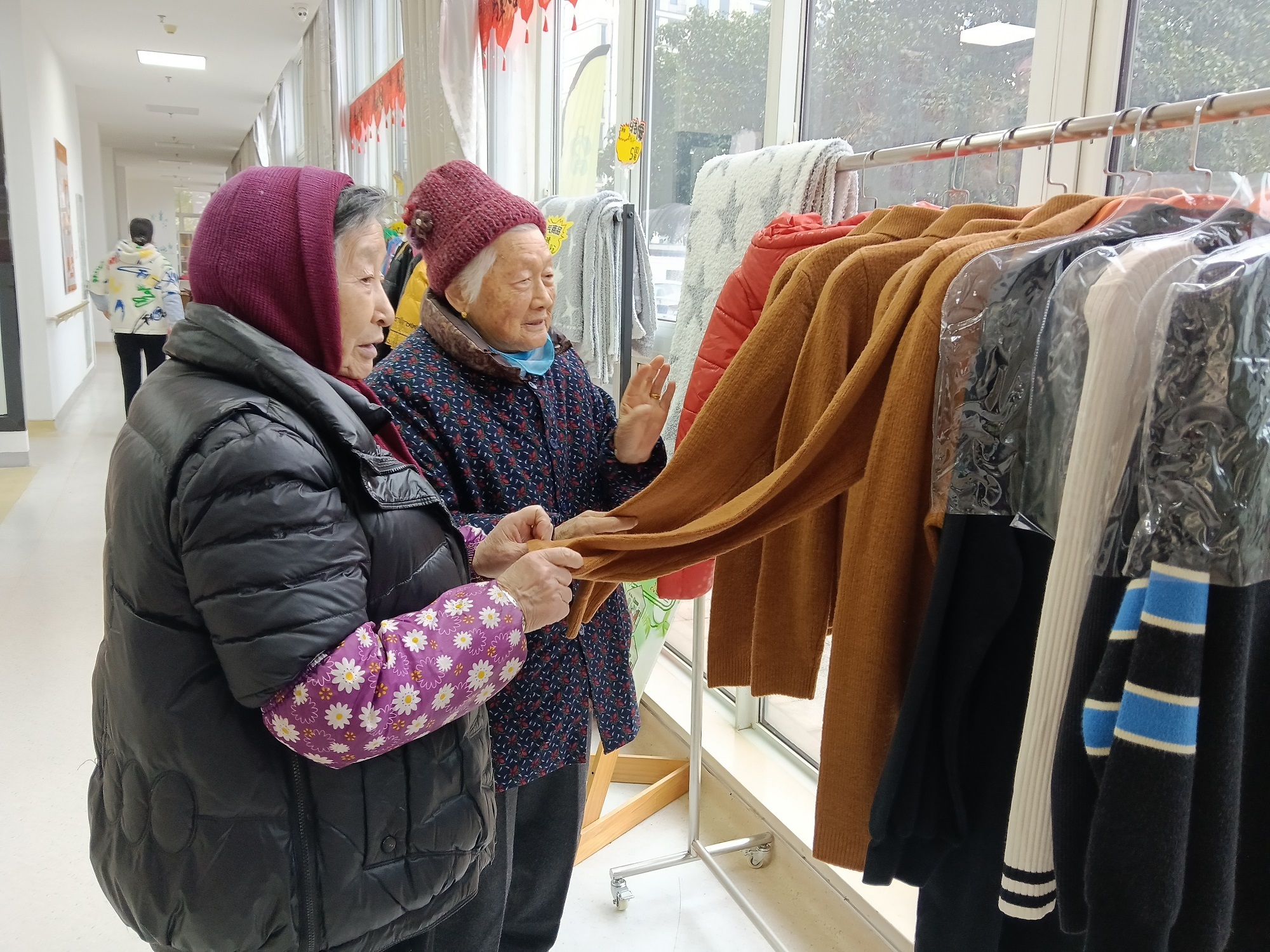 老年人在慈善超市选购物品