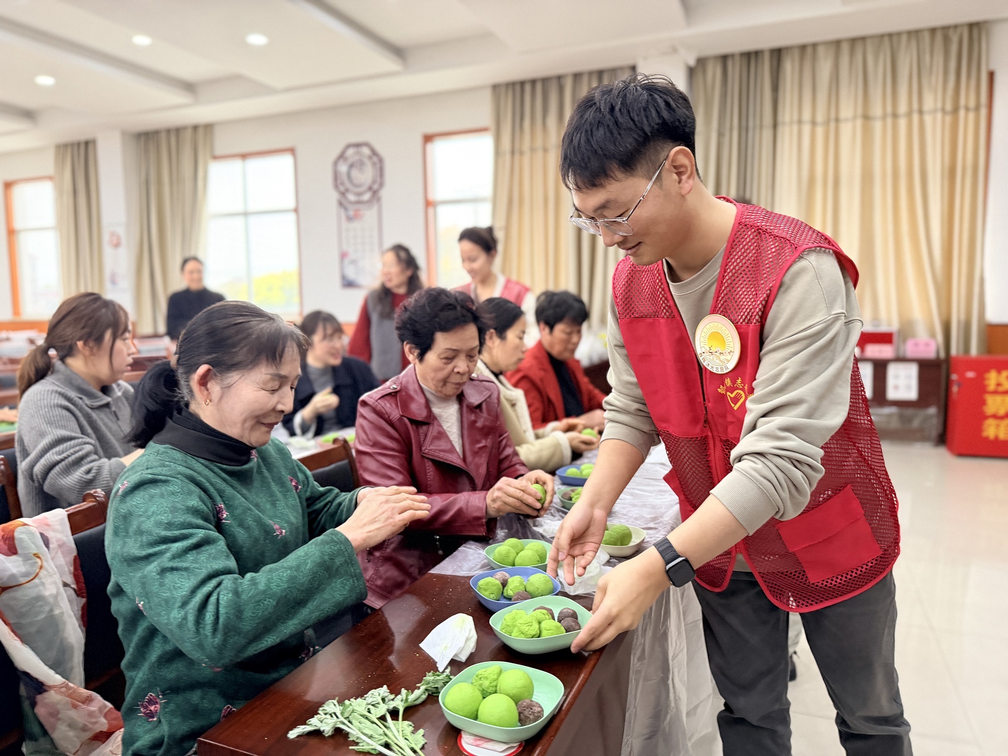 一次新老力量的温情交汇，让社区治理“暖”起来