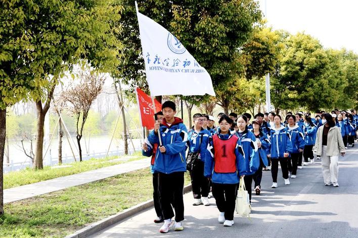 宝应1600余名师生,徒步往返十公里前往烈士陵园祭扫