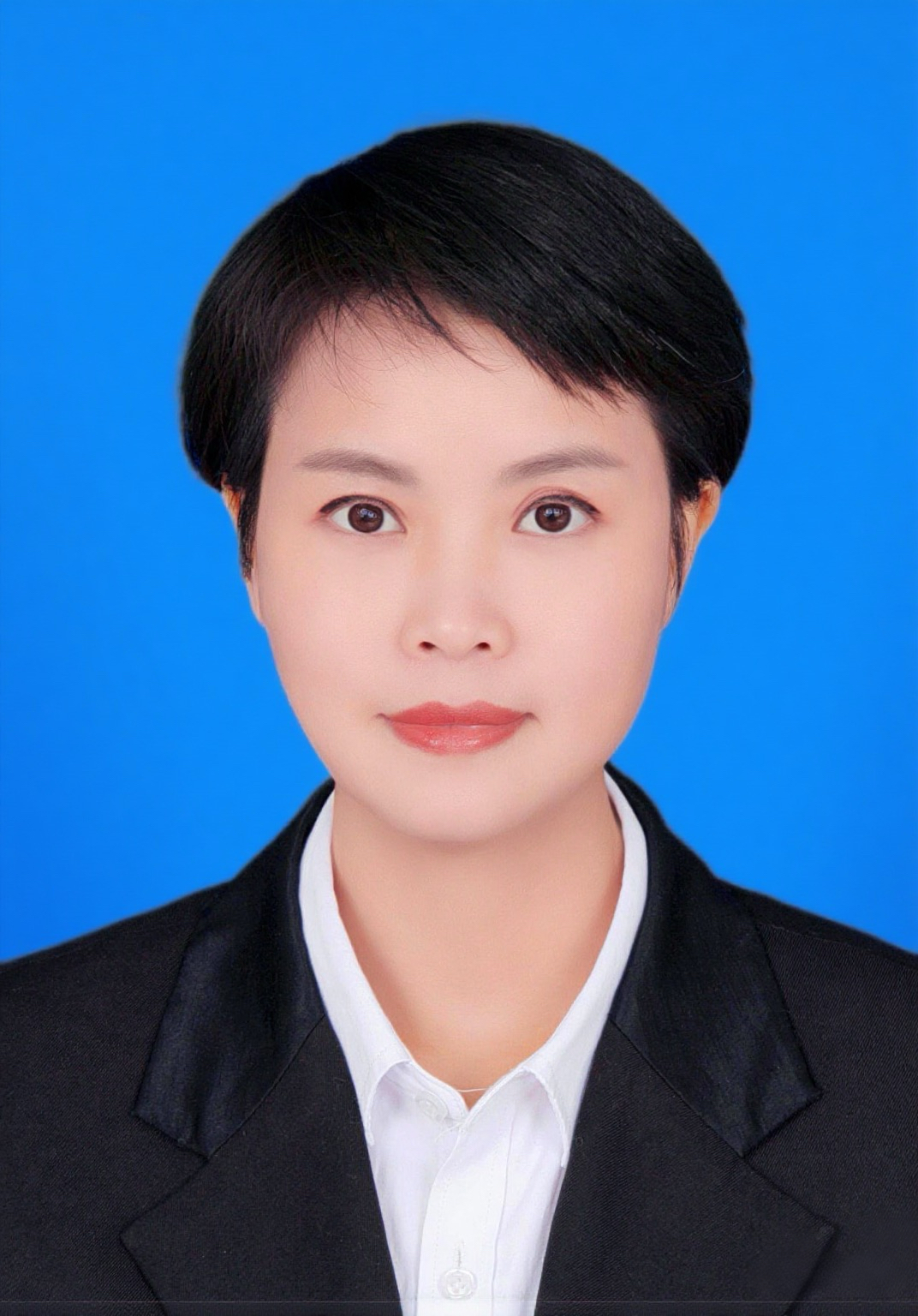 费琳琳 证件照.jpg